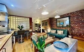By The Beach Large Central Stylish Studio For 4 Guests
